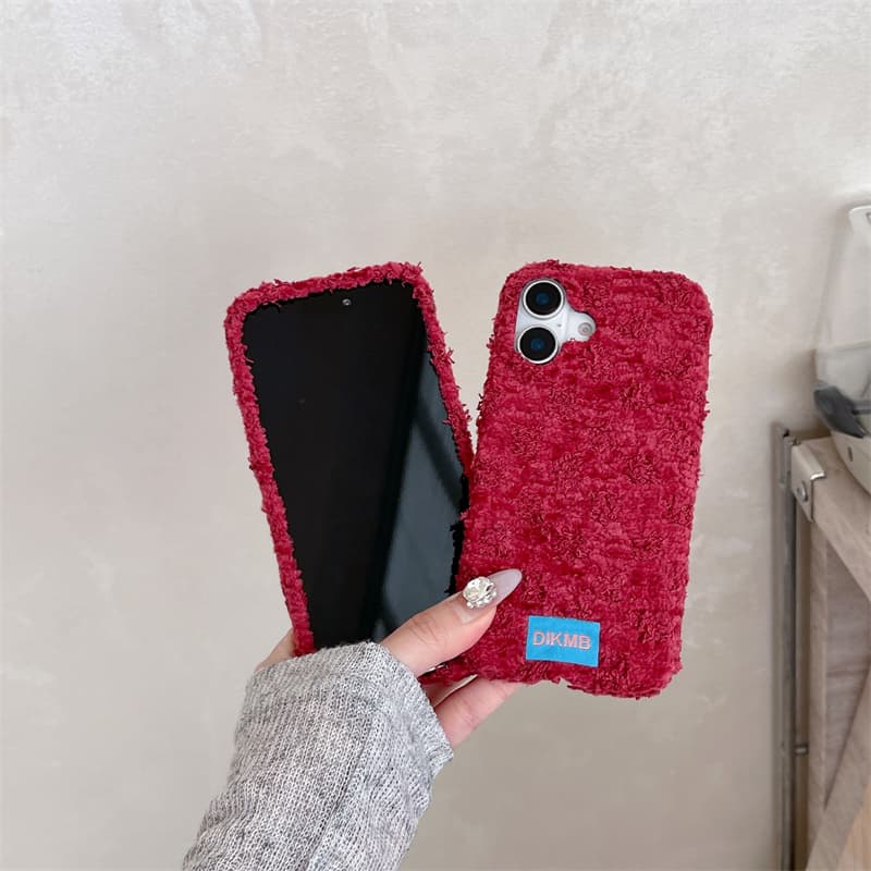 Czerwone, puszyste etui na tel – Apple Iphone 15 Pro Max recenzja i cena